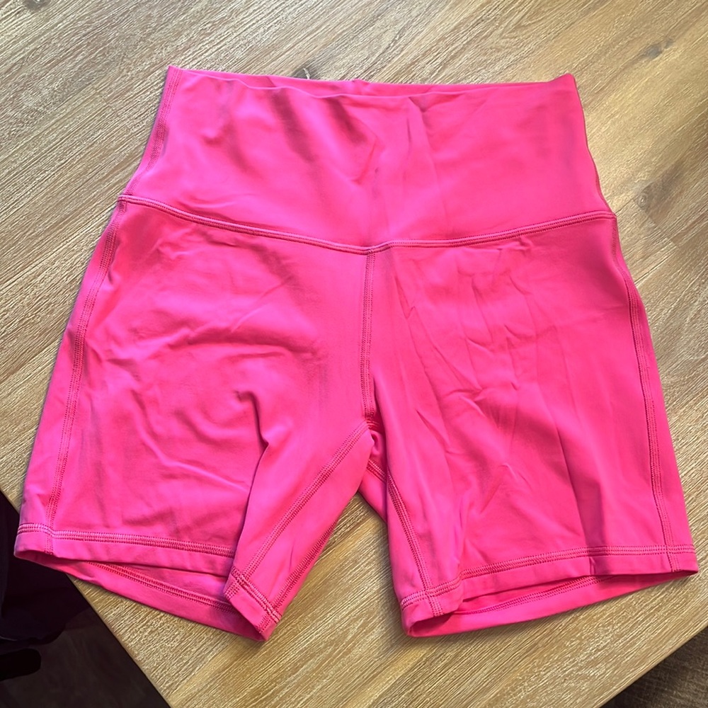 Lulu Align High Rise Short 6 inch - size 8 - sonic pink